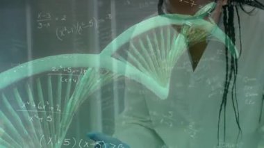 DNA ipliği ve matematiksel formüllerin bilim adamı üzerinde dönmesinin animasyonu. küresel bilim, bağlantılar, veri işleme ve dijital arayüz kavramı dijital olarak oluşturulmuş video.