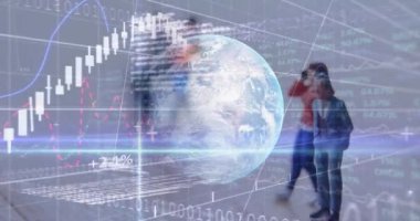 Dünya üzerindeki finansal işlemlerin ve yürüyen insanların animasyonu. küresel nişanlılar, bağlantılar, veri işleme ve dijital arayüz kavramı dijital olarak oluşturulmuş video.