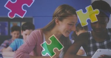 Muhtelif öğrencilerin bulmaca animasyonu. Küresel eğitim ve dijital arayüz kavramı dijital olarak oluşturulmuş video.