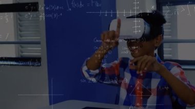 VR kulaklık kullanan Afro-Amerikan okul çocuğu üzerinden matematik denklemlerinin animasyonu. küresel eğitim, teknoloji ve dijital arayüz kavramı dijital olarak oluşturulmuş video.