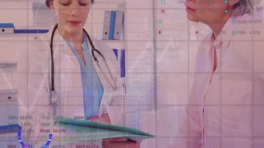 Beyaz kadın doktor ve yaşlı hasta üzerinde ok ve grafiklerin animasyonu. küresel covid 19 salgını, ilaç ve sağlık konsepti dijital olarak üretilen video.