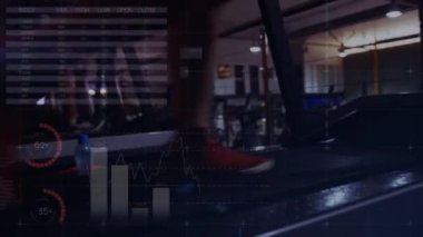 Çalışan kişi üzerinden finansal veri işleme animasyonu. Küresel spor, veri işleme ve dijital arayüz kavramı dijital olarak oluşturulmuş video.