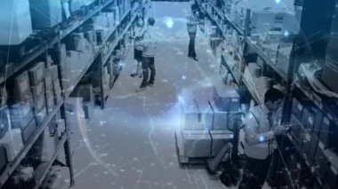 Depoda çalışan bir grup insana karşı bağlantılar ağı ve dönen dünya. küresel ağ ve lojistik kavramı