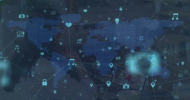 Laptop kullanan beyaz bir kadın üzerinde bağlantı ağının ve dünya haritasının animasyonu. küresel bağlantılar, veri işleme ve teknoloji konsepti dijital olarak oluşturulmuş video.