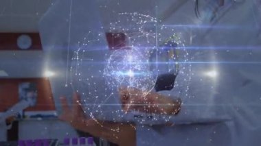 Laboratuvardaki melez kadın bilim adamı üzerinden bağlantı ağının animasyonu. küresel bilim ve dijital arayüz kavramı dijital olarak oluşturulmuş video.