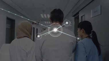 Farklı kadın ve erkek doktorların arka plandaki konuşmalarının animasyonu. sağlık, tıp, bağlantılar ve teknoloji konsepti dijital olarak oluşturulmuş video.
