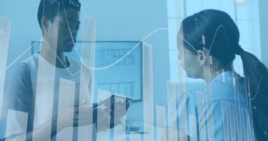 Ofiste konuşan çeşitli iş adamlarının veri işleme animasyonları. Küresel iş ve dijital arayüz kavramı dijital olarak oluşturulmuş video.