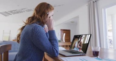 Beyaz bir kadının evinden veri işleme animasyonu, video görüşmesi. ev ofisi ve çevrimiçi çalışma teknolojisi konsepti dijital olarak oluşturulmuş video.