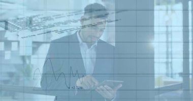 Ofisteki tablet kullanılarak melez iş adamının veri işleme animasyonu. Küresel iş ve dijital arayüz kavramı dijital olarak oluşturulmuş video.