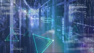 Sunucular üzerinde üçgen ve veri işleme animasyonları. küresel ağ, bağlantılar, veri ve teknoloji konsepti dijital olarak oluşturulmuş video.