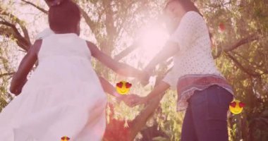 Mutlu Afro-Amerikan ailesinin el ele tutuşması üzerine simge animasyonu. Uluslararası mutluluk haftası ve dijital arayüz konsepti dijital olarak oluşturulmuş video.