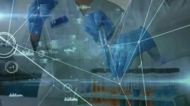 Laboratuvardaki çeşitli kadın bilim adamları arasındaki bağlantı ağının animasyonu. küresel bilim ve dijital arayüz kavramı dijital olarak oluşturulmuş video.