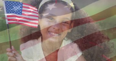 Mutlu Afro-Amerikan kız kameraya gülümserken Amerikan bayrağının animasyonu. Amerikan vatanseverliği, semboller ve dijital olarak üretilen kutlama konsepti.