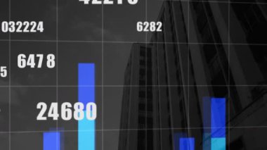 Veri işleme animasyonu ve kara arkaplan üzerinde dünya haritası. küresel iş ve dijital arayüz kavramı dijital olarak oluşturulmuş video.