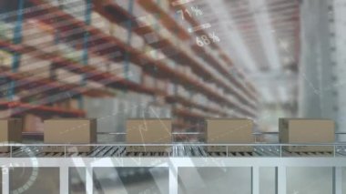 Depodaki taşıma bantlarındaki karton kutuların üzerinden yukarı doğru uzanan beyaz oklar. Küresel taşımacılık, çevrimiçi alışveriş ve büyüme konsepti dijital olarak oluşturulmuş video.