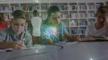 Okulda okuyan ve öğrenen çeşitli okul çocukları arasında bağlantı ağının animasyonu. küresel bağlantılar, ağlar ve eğitim konsepti dijital olarak oluşturulmuş video.