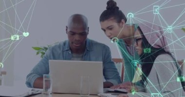 Çeşitli iş adamları grubundaki simgelerle bağlantı ağının animasyonu. Küresel iş, finans, veri işleme ve dijital arayüz kavramı dijital olarak oluşturulmuş video.