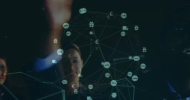 Toplantıda çeşitli iş adamlarının veri işleme animasyonları. küresel iş ve dijital arayüz kavramı dijital olarak oluşturulmuş video.