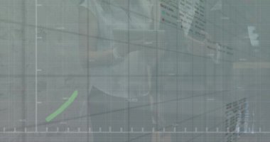 Ofisteki çeşitli iş adamları üzerinde finansal veri işleme animasyonu. küresel iş, finans ve dijital arayüz kavramı dijital olarak oluşturulmuş video.