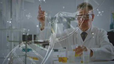 DNA ipliği ve matematiksel formüllerin bilim adamı üzerinde dönmesinin animasyonu. küresel bilim, bağlantılar, veri işleme ve dijital arayüz kavramı dijital olarak oluşturulmuş video.