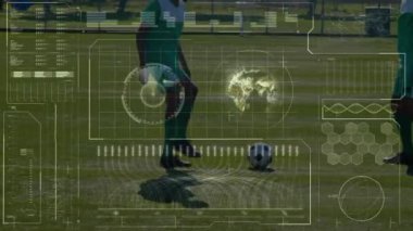 Spor sahasında farklı erkek futbolcuların bacaklarının üzerinde veri işleme animasyonu. profesyonel futbol eğitimi, spor, veri işleme ve dijital arayüz kavramı dijital olarak oluşturulmuş video.