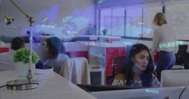 Ofisteki çeşitli iş adamları üzerinde veri işleme animasyonu. Küresel iş ve dijital arayüz kavramı dijital olarak oluşturulmuş video.