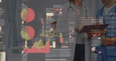 Kafkas kadın doktor ve erkek hemşire arasındaki veri işleme animasyonu. Küresel tıp ve dijital arayüz kavramı dijital olarak oluşturulmuş video.