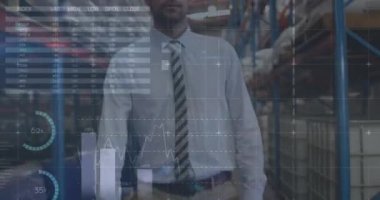 Kafkas erkek depo çalışanı üzerinden finansal grafiklerin animasyonu. iş, finans ve dağıtım hizmetleri kavramı dijital olarak oluşturulmuş video hizmetleri.