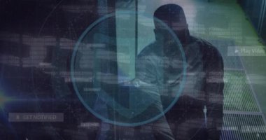 Sunucu odasındaki Afro-Amerikan erkek çalışanın veri işleme animasyonu. Küresel iş ve dijital arayüz kavramı dijital olarak oluşturulmuş video.