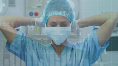 Cerrahi maske takan beyaz kadın cerrahın portresine karşı istatistiksel veri işleme. Sağlık ve tıbbi teknoloji kavramı