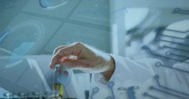Laboratuvar üzerinde dijital arayüzün animasyonu. Küresel bilim, bağlantılar, veri işleme ve dijital arayüz kavramı dijital olarak oluşturulmuş video.