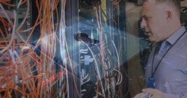 Beyaz erkek çalışanın sunucu odasında veri işleme animasyonu. küresel iş ve dijital arayüz kavramı dijital olarak oluşturulmuş video.