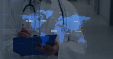 Kameraya bakan beyaz erkek doktor üzerinde finansal verilerin ve dünya haritasının animasyonu. Sağlık, ilaç, finans ve ekonomi konsepti dijital olarak oluşturulmuş video.