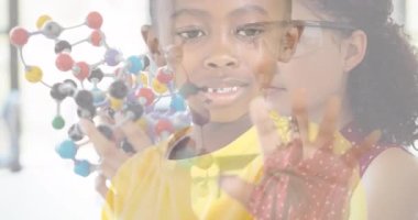 Kafkasyalı kız yerine Afrikalı Amerikalı oğlanın animasyonu. Uluslararası Gençlik Günü ve dijital olarak üretilen video konsepti.