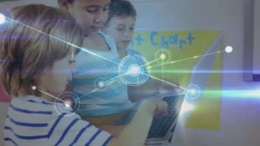 Okulda dizüstü bilgisayar kullanarak çeşitli öğrencilerin iletişim ağının animasyonu. ağ, bağlantılar, eğitim, öğrenme ve teknoloji konsepti dijital olarak oluşturulmuş video.