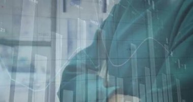 Ameliyathanedeki cerrahlar üzerinde dijital veri işleme animasyonu. Küresel tıp ve sağlık hizmetleri kavramı dijital olarak oluşturulmuş video.