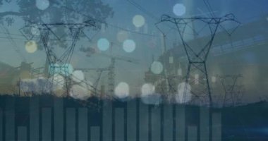 Şehir manzarası üzerinde veri işleme animasyonu. küresel iş ve dijital arayüz kavramı dijital olarak oluşturulmuş video.