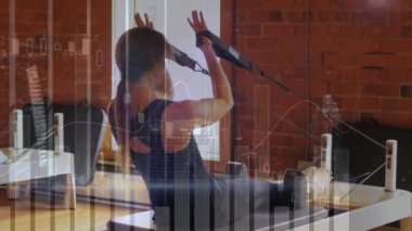 Kafkas sporcu kadın egzersizinde veri işleme animasyonu. global spor ve dijital arayüz konsepti dijital olarak oluşturulmuş video.