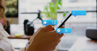 Sosyal medya simgelerinin akıllı telefon kullanarak kadınların üzerine düşmesi. Sosyal medya ve iletişim konsepti dijital olarak oluşturulmuş video.