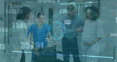 Hastanedeki farklı çiftler üzerinde veri işleme animasyonu. küresel iş ve dijital arayüz kavramı dijital olarak oluşturulmuş video.