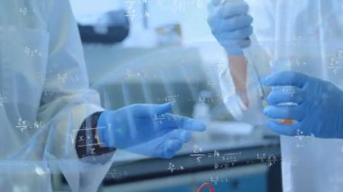 DNA ipliği ve matematiksel formüllerin bilim adamı üzerinde dönmesinin animasyonu. küresel bilim, bağlantılar, veri işleme ve dijital arayüz kavramı dijital olarak oluşturulmuş video.