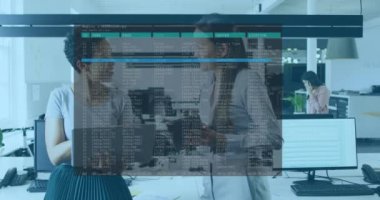 Ofiste konuşan çeşitli iş adamlarının veri işleme animasyonları. Küresel iş ve dijital arayüz kavramı dijital olarak oluşturulmuş video.