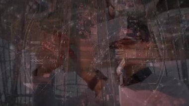 VR kulaklık kullanan iki ırklı adam üzerindeki çeşitli veri ve yol trafiğinin animasyonu. sanal gerçeklik, veri işleme ve teknoloji konsepti dijital olarak oluşturulmuş video.