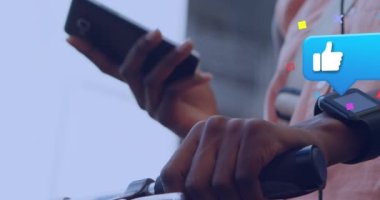 Akıllı telefon kullanan melez bir kadının elleri üzerinden sosyal medya tepkisinin animasyonu. Sosyal medya, ağ, iletişim ve teknoloji konsepti dijital olarak oluşturulmuş video.