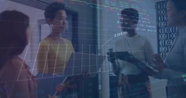 Ofiste konuşan çeşitli iş adamlarının veri işleme animasyonları. Küresel iş ve dijital arayüz kavramı dijital olarak oluşturulmuş video.