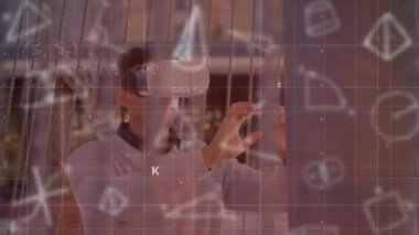 Matematiksel denklemlerin animasyonu VR kulaklık kullanan iki ırklı adam üzerinde. küresel eğitim, teknoloji ve dijital arayüz kavramı dijital olarak oluşturulmuş video.