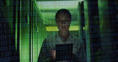 Tablet sunucu odasını kullanan beyaz kadının veri işleme animasyonu. Bulut hesaplama, dijital arayüz ve güvenlik konsepti dijital olarak oluşturulmuş video.