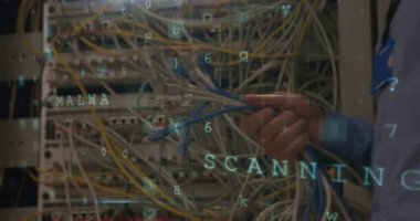 Beyaz erkek çalışanın sunucu odasında veri işleme animasyonu. küresel iş ve dijital arayüz kavramı dijital olarak oluşturulmuş video.