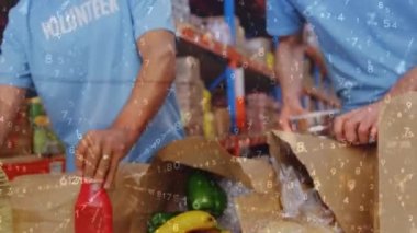 İki Kafkasyalı depocu üzerinde dijital veri işleme animasyonu. Küresel gönderim ve bağlantılar konsepti dijital olarak oluşturuldu.