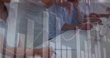 Finansal grafiklerin animasyonu, çalışan çeşitli iş adamlarının elleri üzerinde. finans, ekonomi ve iş konsepti dijital olarak oluşturulmuş video.